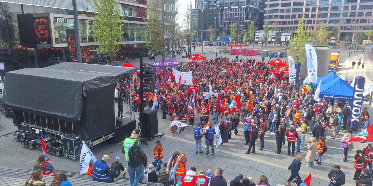 Demonstratie rijksambtenaren op Jaarbeursplein tegen de nullijn