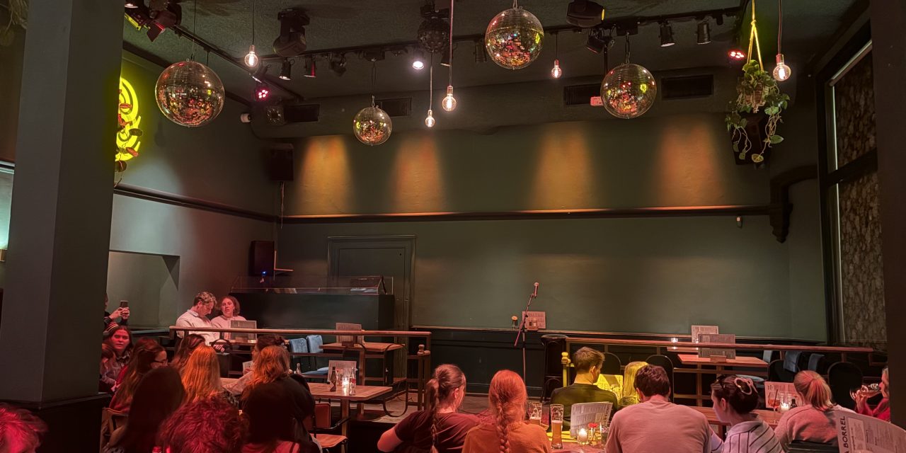 Engelse editie van comedyshow Utrecht Lacht vindt plaats op 1 april in Restaurant Hofman: “Comedy brengt mensen samen”