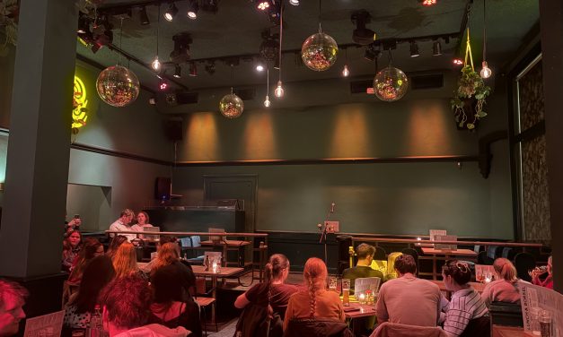 Engelse editie van comedyshow Utrecht Lacht vindt plaats op 1 april in Restaurant Hofman: “Comedy brengt mensen samen”