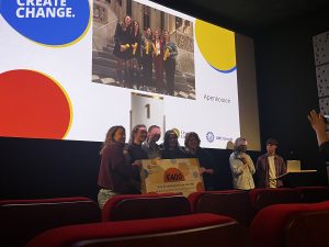 Winnend team "apenkooien" ontvangen cheque van € 400 euro. foto: Tess Thijssen