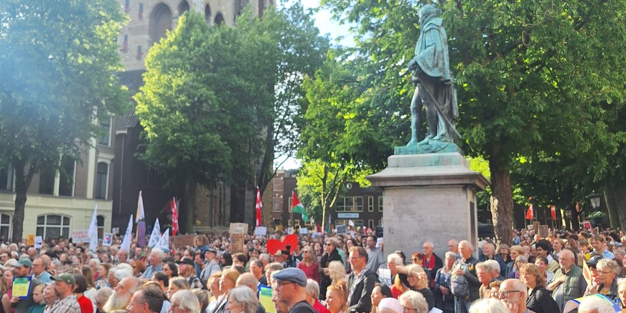 Demonstranten komen massaal naar Utrecht om te demonstreren voor vluchtelingen