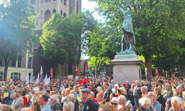 Demonstranten komen massaal naar Utrecht om te demonstreren voor vluchtelingen