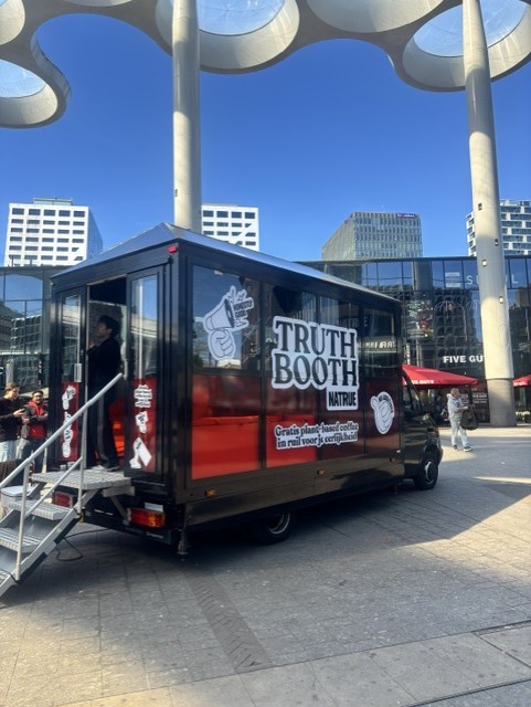 Natrue brengt eerlijkheid naar Utrecht Centraal met Truth Booth