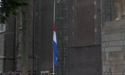 Twee minuten stilte op het Domplein verbindt bezoekers tijdens Nationale Dodenherdenking