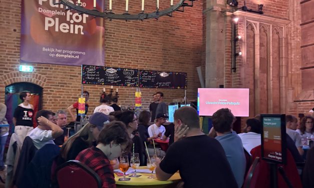 Pride-pubquiz trekt volle Domtoren: ‘Queer dingen mogen ook gewoon leuk zijn’
