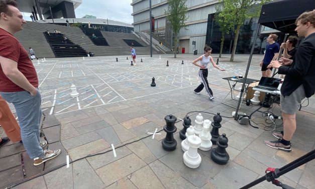 Op het Jaarbeursplein trekt sprintschaak de aandacht en blijven voorbijgangers staan kijken naar rennende schakers