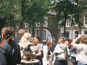 De eerste bezoekers verzamelen zich bij het podium.