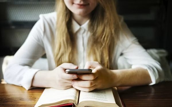Steeds minder lezende jongeren: is social media echt de boosdoener?