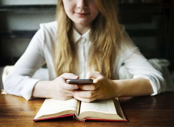 Steeds minder lezende jongeren: is social media echt de boosdoener?