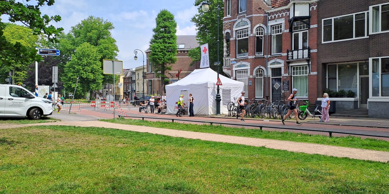 Utrechtse marathon ging toch door “We hebben vandaag al twee levensbedreigende gevallen van oververhitting gehad”