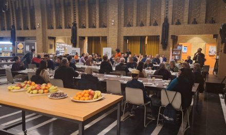 Gezamenlijke iftar in bibliotheek Neude trekt gemengd publiek