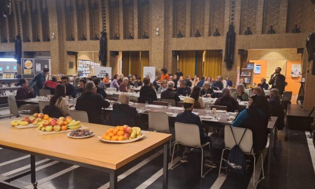 Gezamenlijke iftar in bibliotheek Neude trekt gemengd publiek