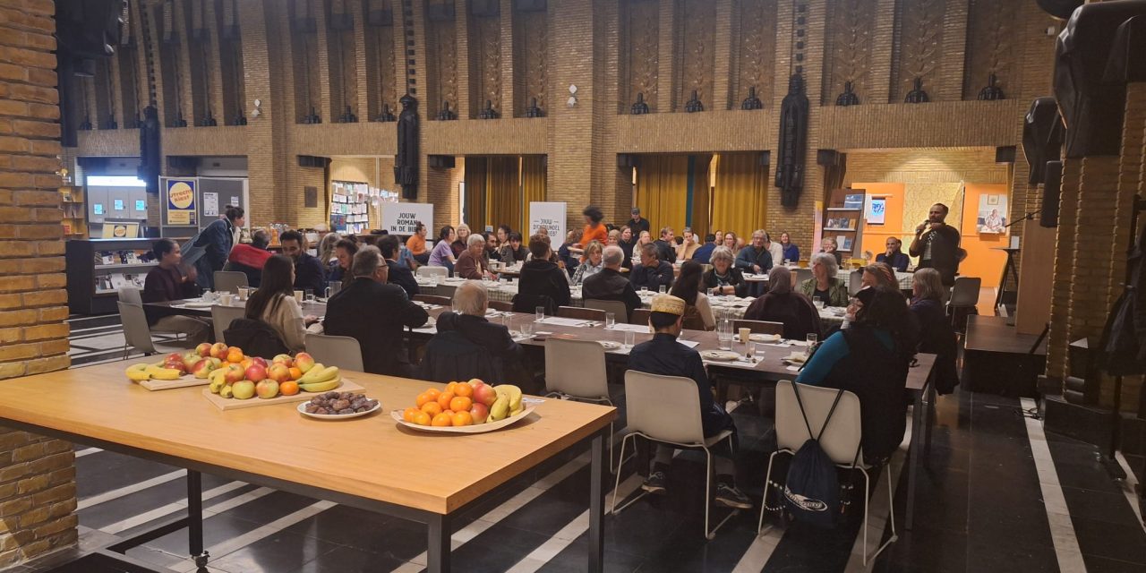 Gezamenlijke iftar in bibliotheek Neude trekt gemengd publiek