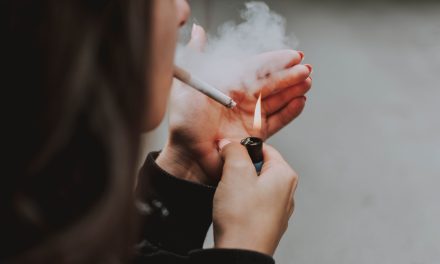 Hogere tabaksaccijnzen weerhouden Overvechters niet van roken