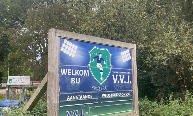 Voetbalclub VVJ Utrecht viert de week van de scheidsrechter  