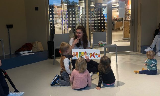 Voorlezen met gebaren aan baby’s in bibliotheek Overvecht