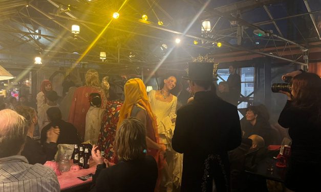 Modeshow over sekswerk werpt een blik terug in de tijd