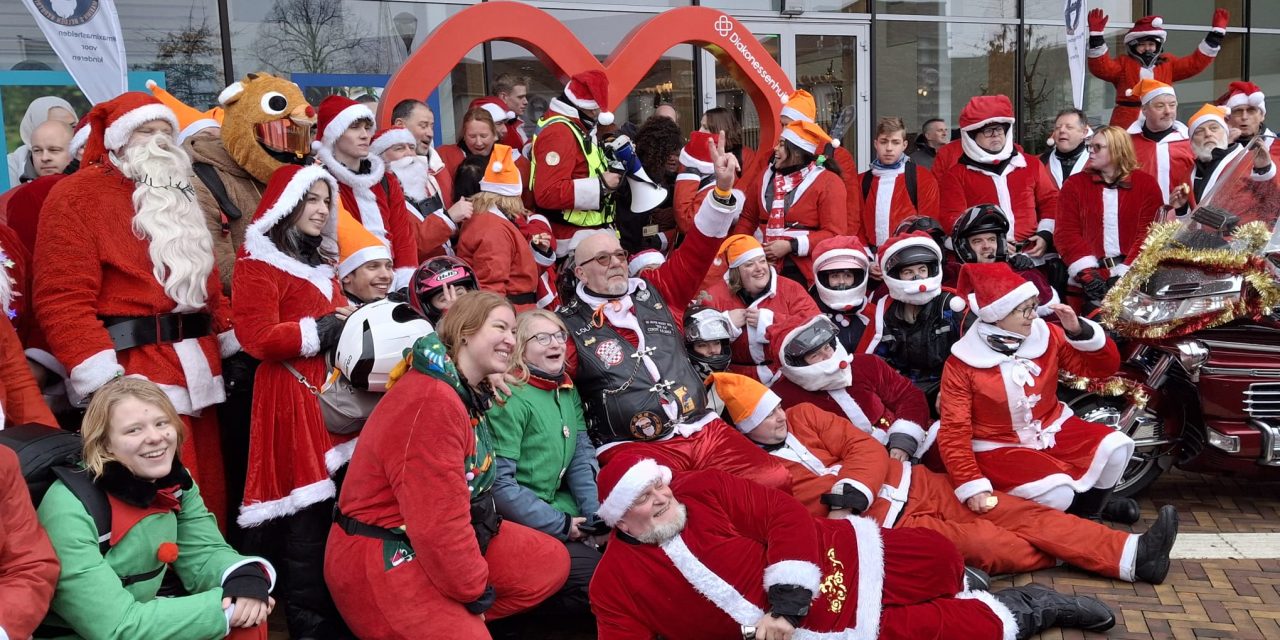 Honderden kerstman- en vrouwen op motoren voor zieke kinderen 