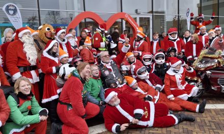 Honderden kerstman- en vrouwen op motoren voor zieke kinderen 