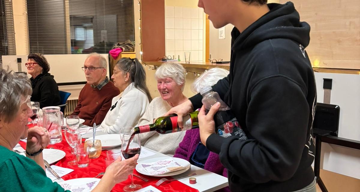 Kerstdiner zorgt voor verbinding in buurthuis De Leeuw