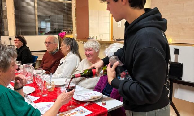 Kerstdiner zorgt voor verbinding in buurthuis De Leeuw