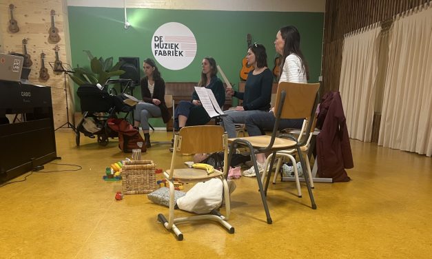 Muziekfabriek’s zangkoor voor ouders krijgt nieuwe naam: ‘De Mama’s & Papa’s’