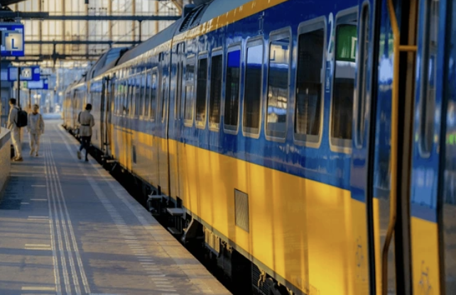Meer tijd in de trein dan in de klas