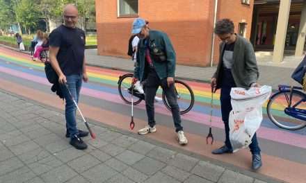 Anton Damen en vijf vrijwilligers ruimen regenboog fietspad in Utrecht op