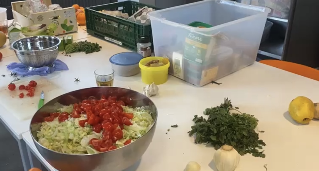 Buurtbuik recycled voedsel tot een nieuwe maaltijd