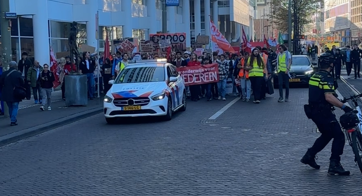 Vakbond LSVb protesteert tegen langstudeerboete in den Haag: ‘Recht, recht, recht, studeren is een recht’