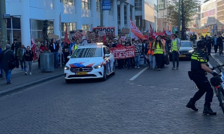 Vakbond LSVb protesteert tegen langstudeerboete in den Haag: ‘Recht, recht, recht, studeren is een recht’