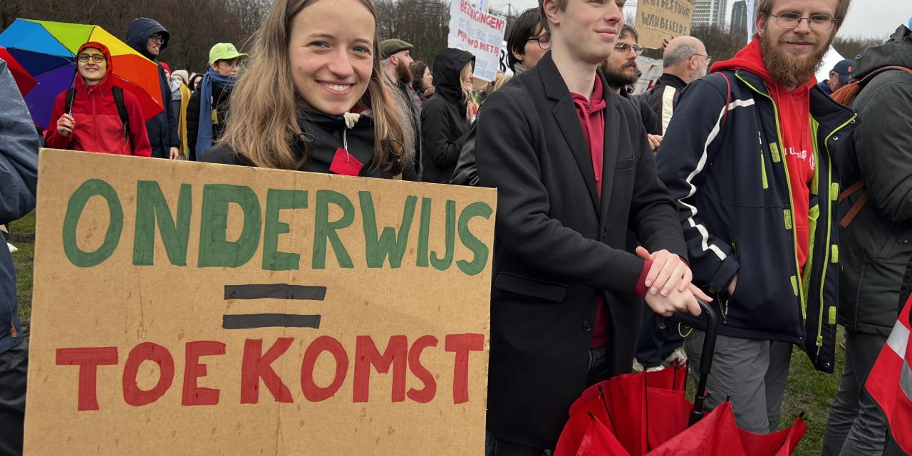 Massale demonstratie Malieveld tegen bezuinigingen in het onderwijs trekt duizenden studenten en docenten