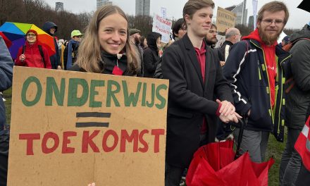 Massale demonstratie Malieveld tegen bezuinigingen in het onderwijs trekt duizenden studenten en docenten