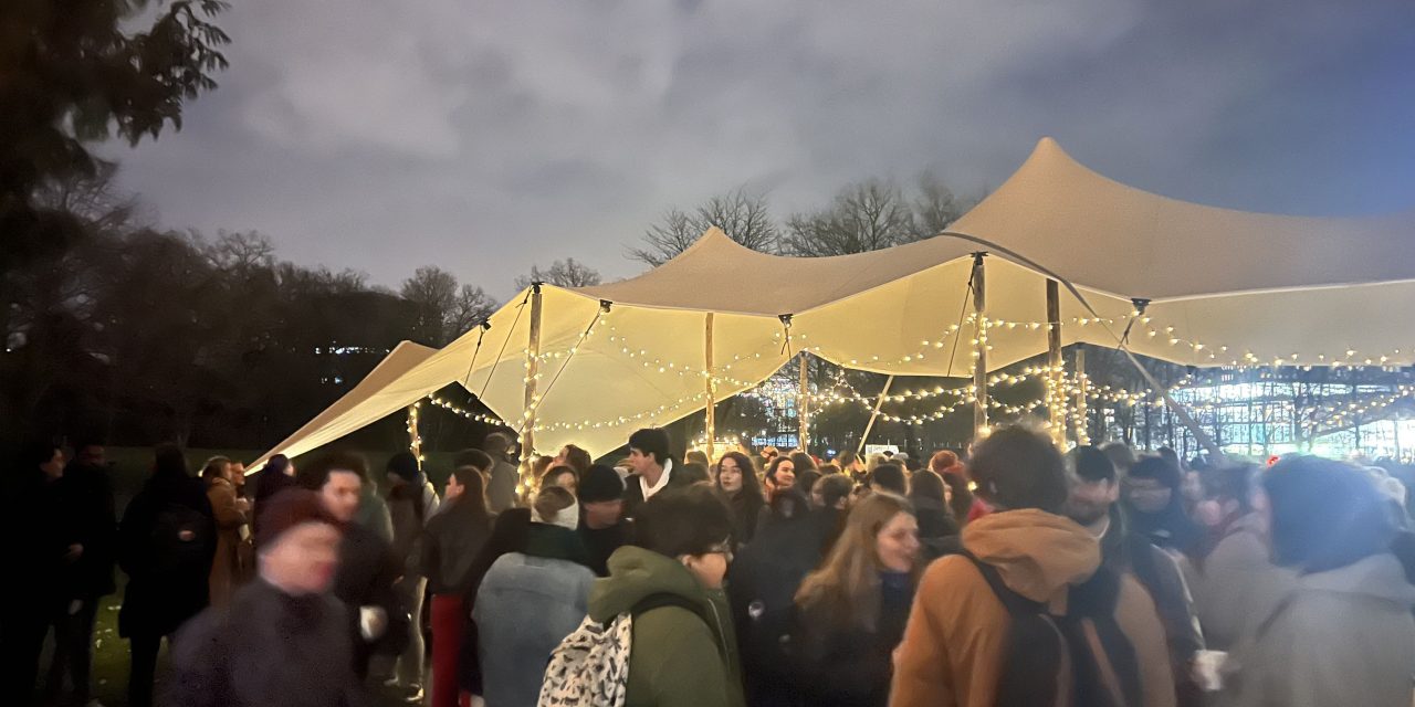 Ruim honderd studenten en medewerkers sluiten samen het jaar af onder de kerstboom