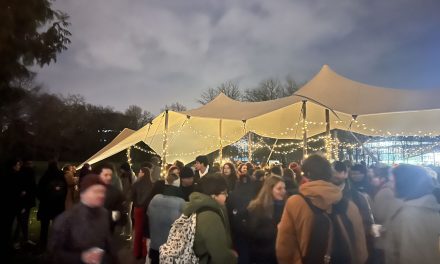 Ruim honderd studenten en medewerkers sluiten samen het jaar af onder de kerstboom