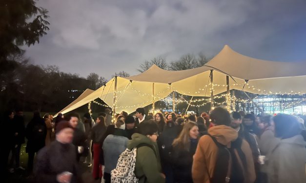 Ruim honderd studenten en medewerkers sluiten samen het jaar af onder de kerstboom