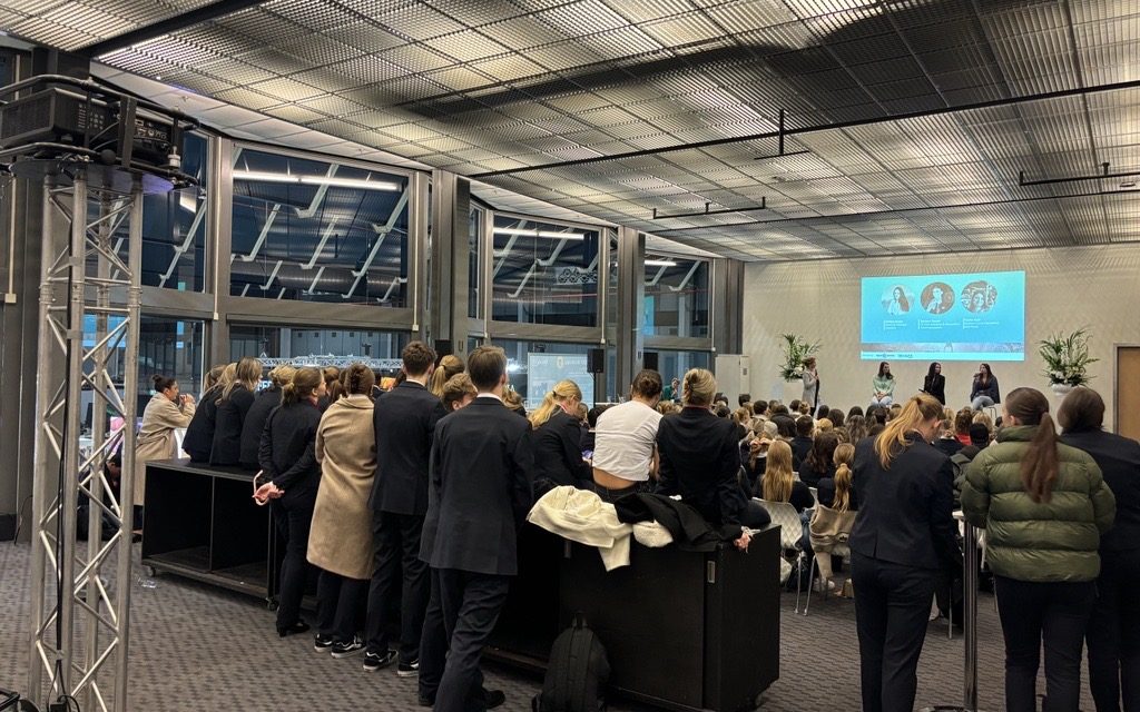 studenten zoeken een baan op de vakantiebeurs