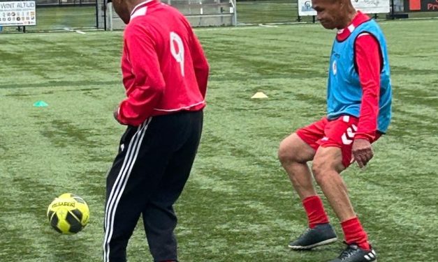 Walking Football-training Faja Lobi ook trefzeker tijdens Beweegweek Nationaal Ouderenfonds
