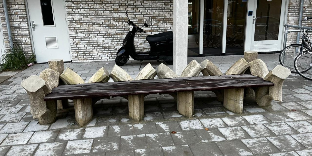 Bankje gemaakt van overige brokstukken van de Dom in Utrecht
