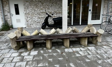 Bankje gemaakt van overige brokstukken van de Dom in Utrecht