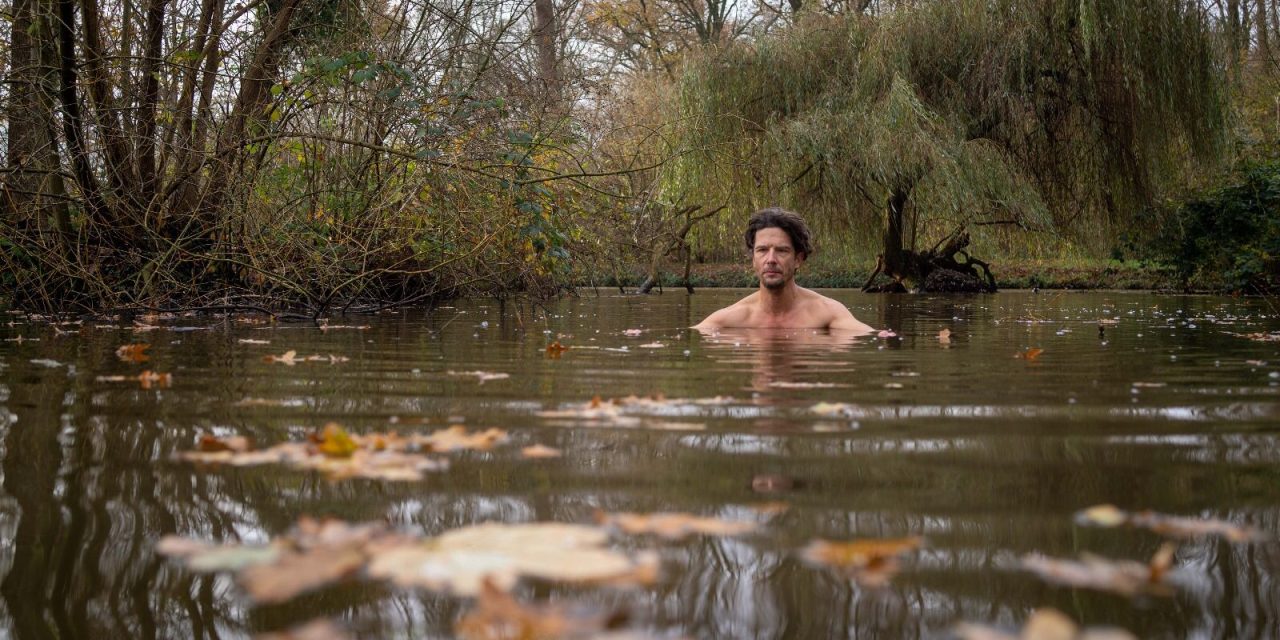 Man zwemt elke ochtend in het koude water van de Kromme Rijn