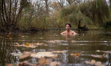 Man zwemt elke ochtend in het koude water van de Kromme Rijn