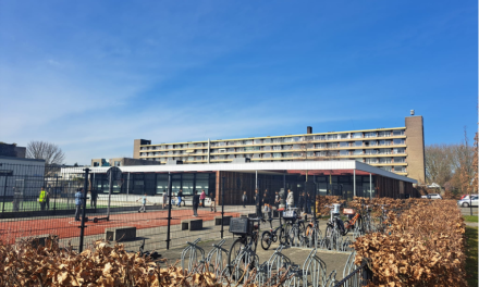 Samen met haar leerlingen maakt Sari Kanaleneiland een stukje schoner