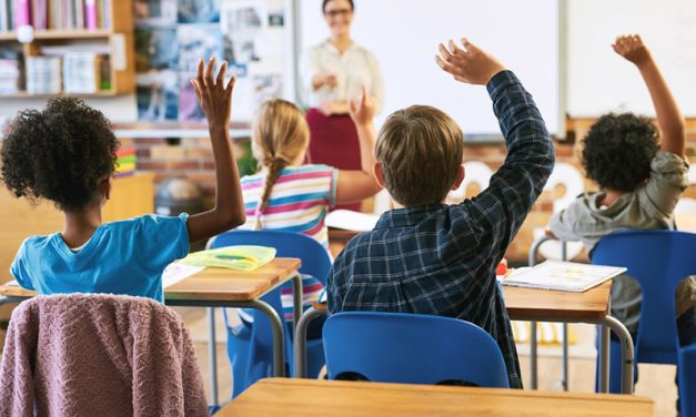 Joris werkt als enige man op zijn school: ‘Er zouden zeker meer meesters moeten zijn.’