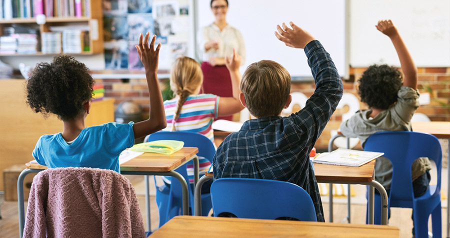 Joris werkt als enige man op zijn school: ‘Er zouden zeker meer meesters moeten zijn.’