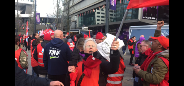 Leden van FNV staken op Jaarbeursplein