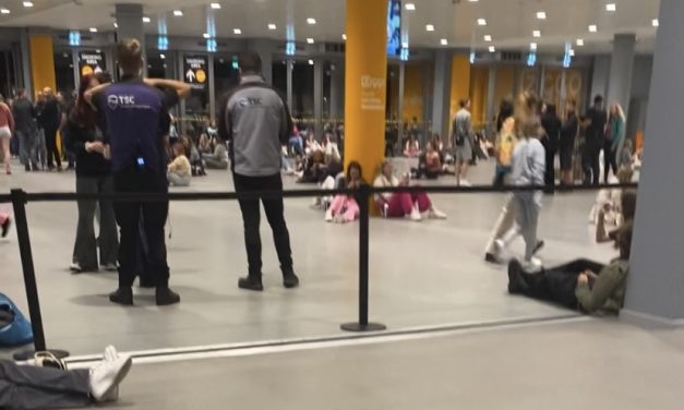 Ook Utrechtse fans van Harry Styles vast in Amsterdam “Ik had nu al thuis kunnen zijn”