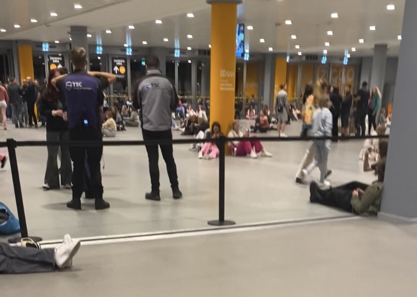 Ook Utrechtse fans van Harry Styles vast in Amsterdam “Ik had nu al thuis kunnen zijn”