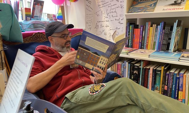 John van Loon over vrijwilligerswerk bij feministische boekhandel Savannah Bay: “Het fijnste is dienstbaar zijn en de omgang met allerlei soorten mensen”