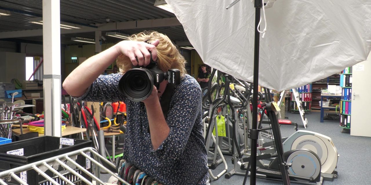 “Mensen met butsen en krassen” Daniëlle Moelker over haar fotoserie over kringloop “De ARM”